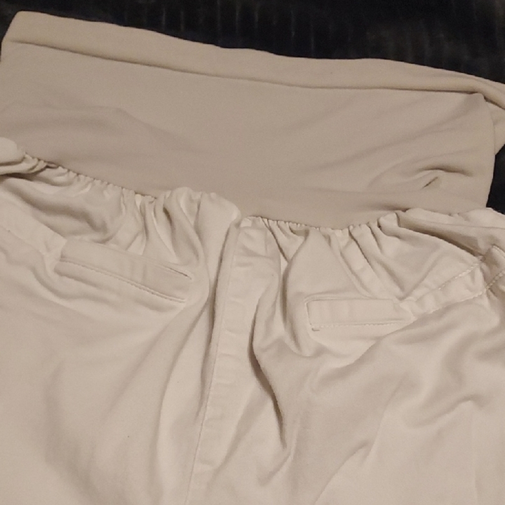 High-Waisted Motherhood Maternity White(ish) Maternity Shorts - Picture 4 of 4